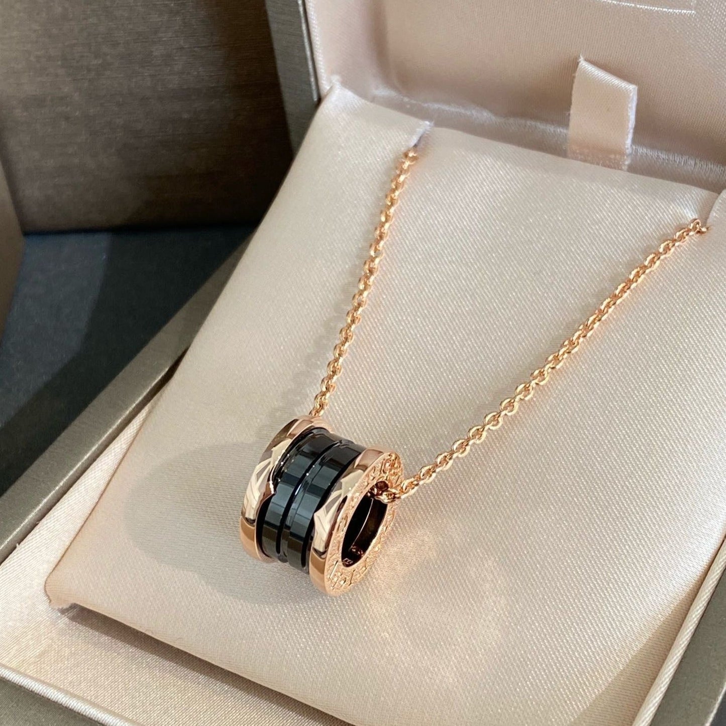 [Jewelicorn]ZERO 1 BLACK CERAMIC PINK GOLD NECKLACE
