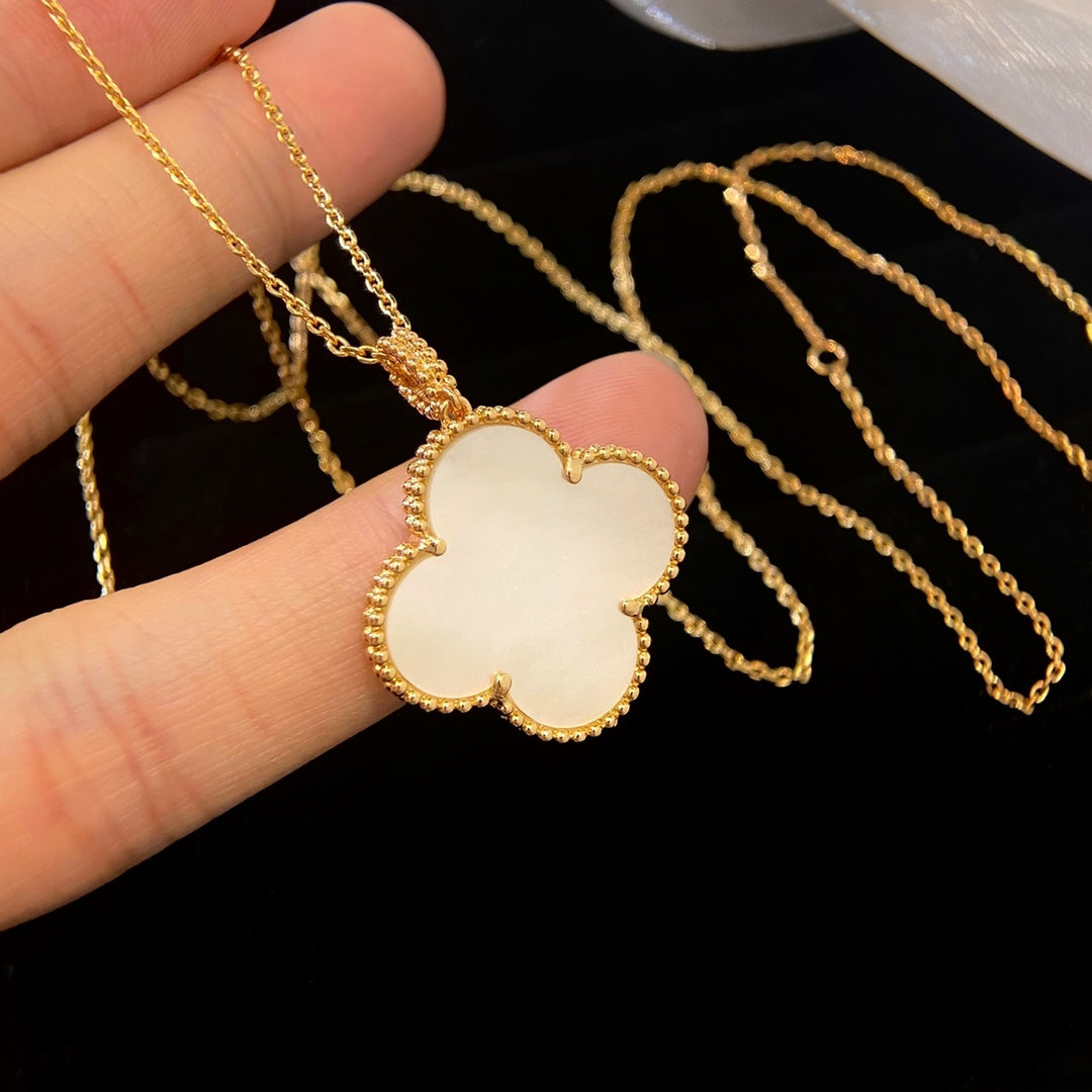 [Jewelicorn]CLOVER 25MM MOP LARGE PENDANT NECKLACE