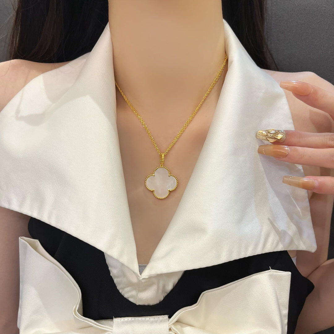 [Jewelicorn]CLOVER 25MM MOP LARGE PENDANT NECKLACE