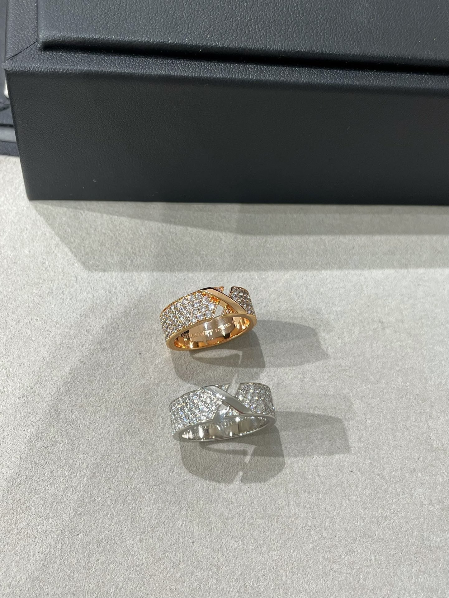[Jewelicorn]LIENS EVIDENCE  DIAMOND PAVED RING