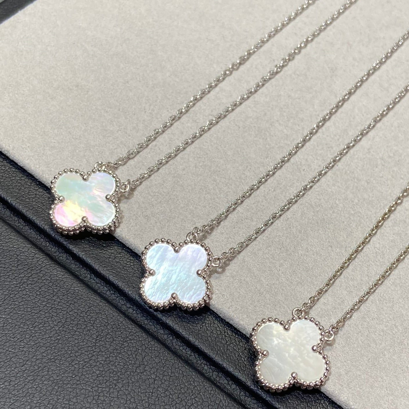 [Jewelicorn]CLOVER MEDIUM SILVER WHITE MOP NECKLACE