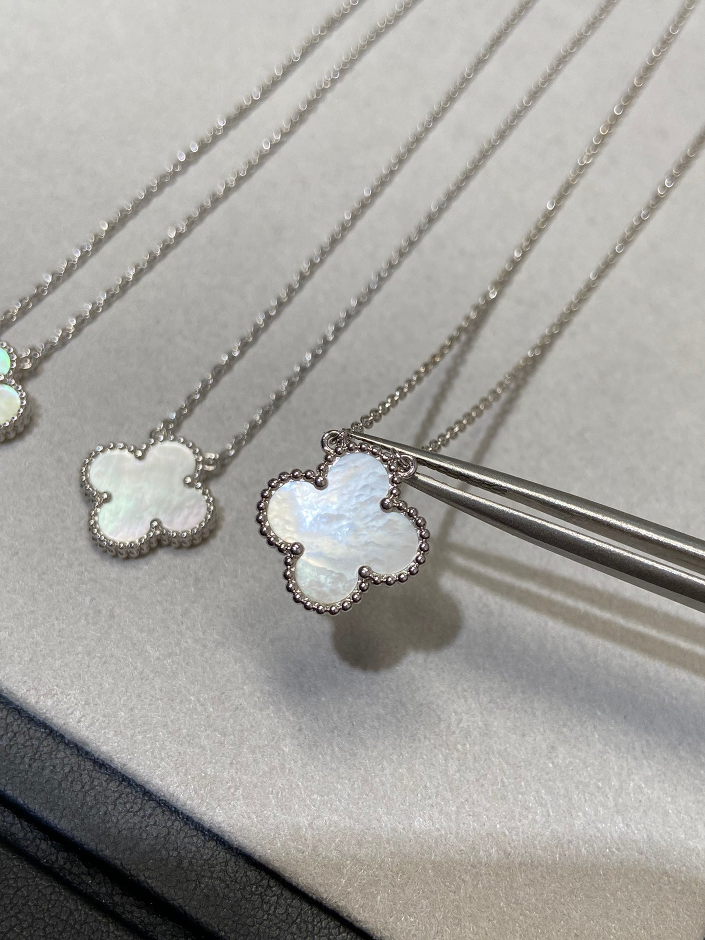 [Jewelicorn]CLOVER MEDIUM SILVER WHITE MOP NECKLACE
