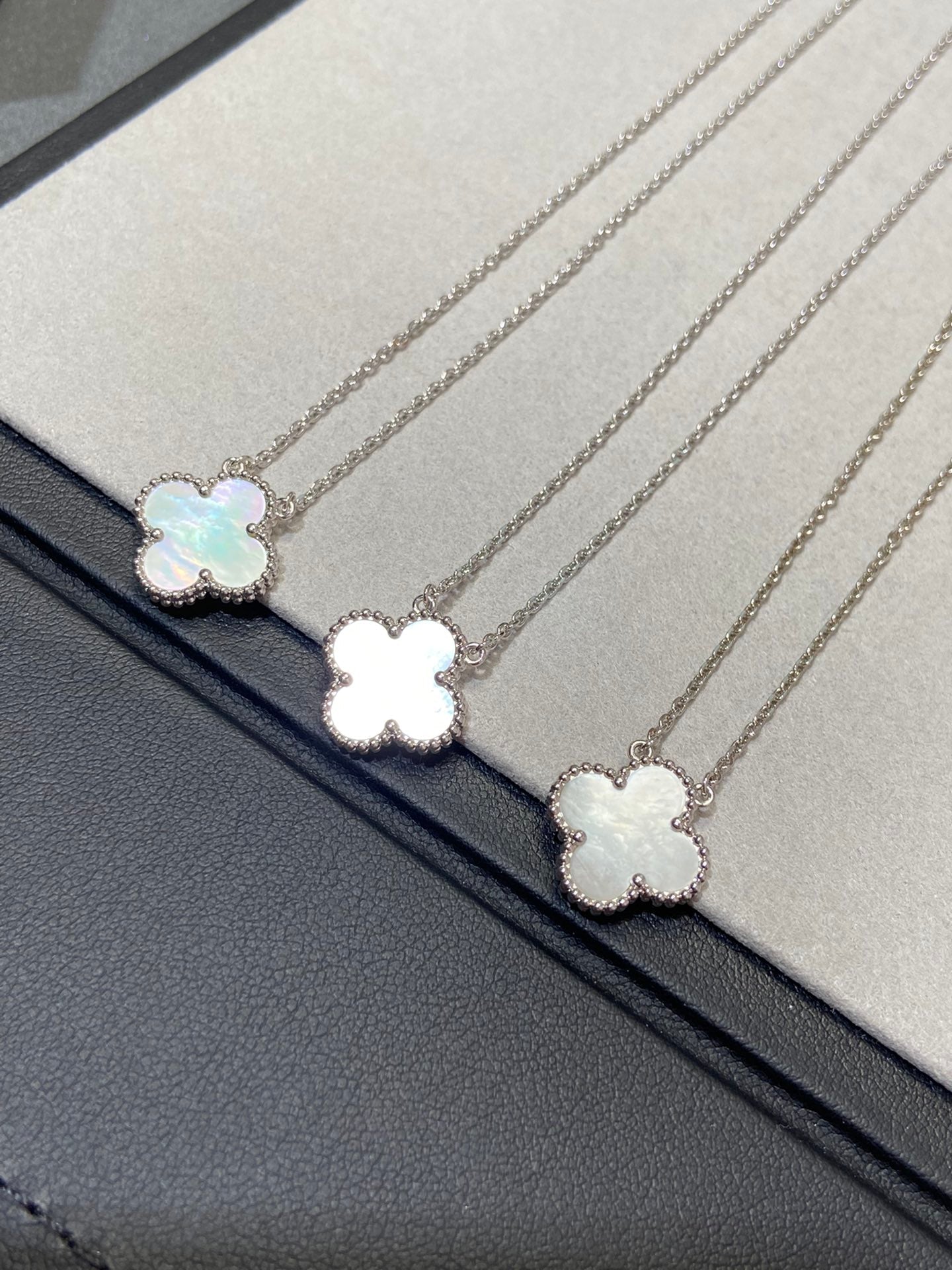 [Jewelicorn]CLOVER MEDIUM SILVER WHITE MOP NECKLACE