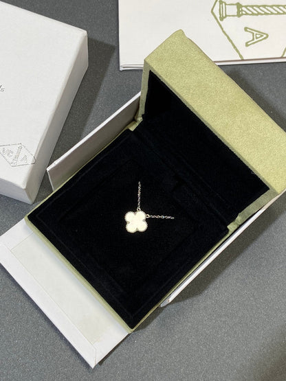 [Jewelicorn]CLOVER MEDIUM SILVER WHITE MOP NECKLACE