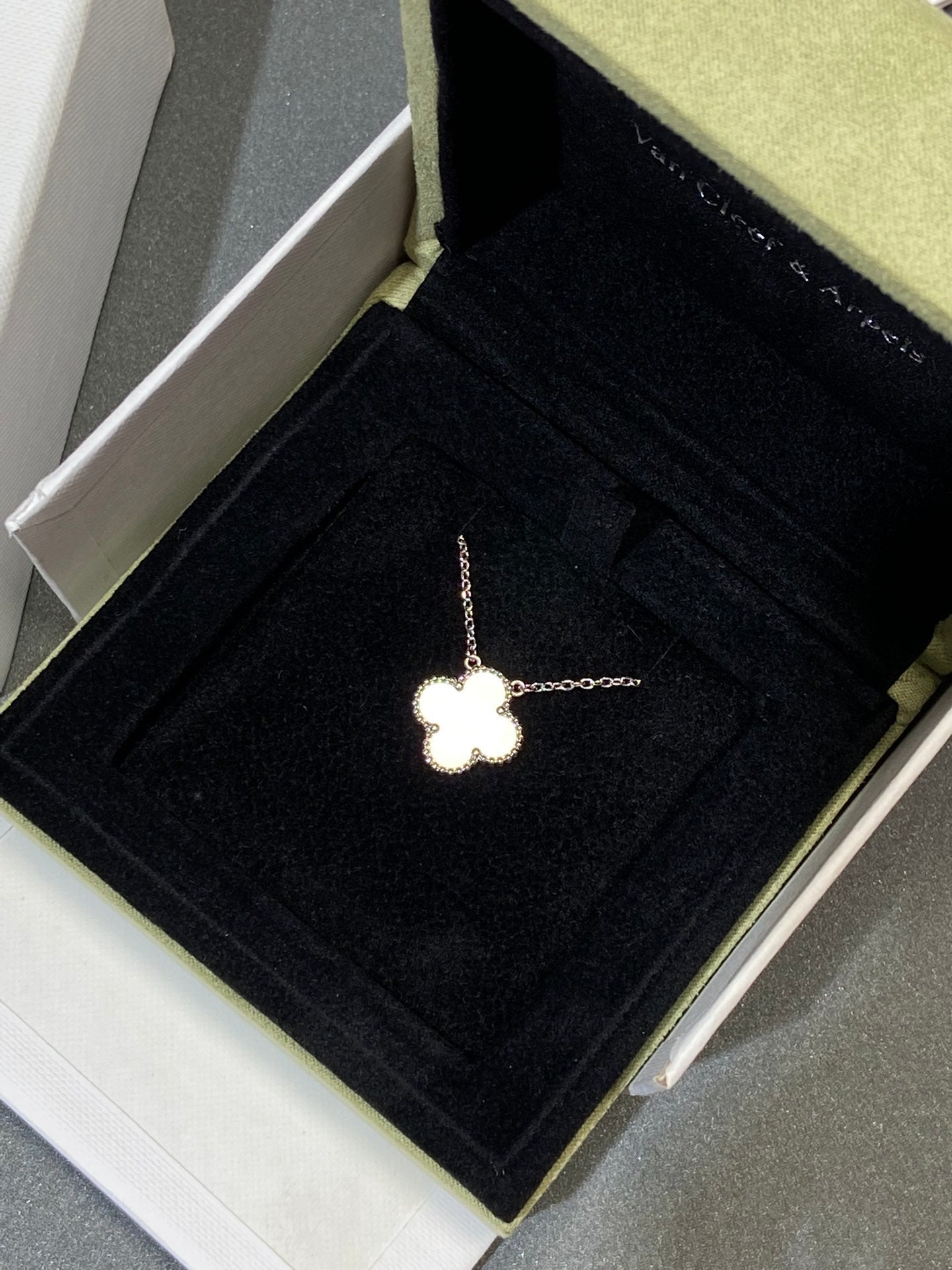 [Jewelicorn]CLOVER MEDIUM SILVER WHITE MOP NECKLACE