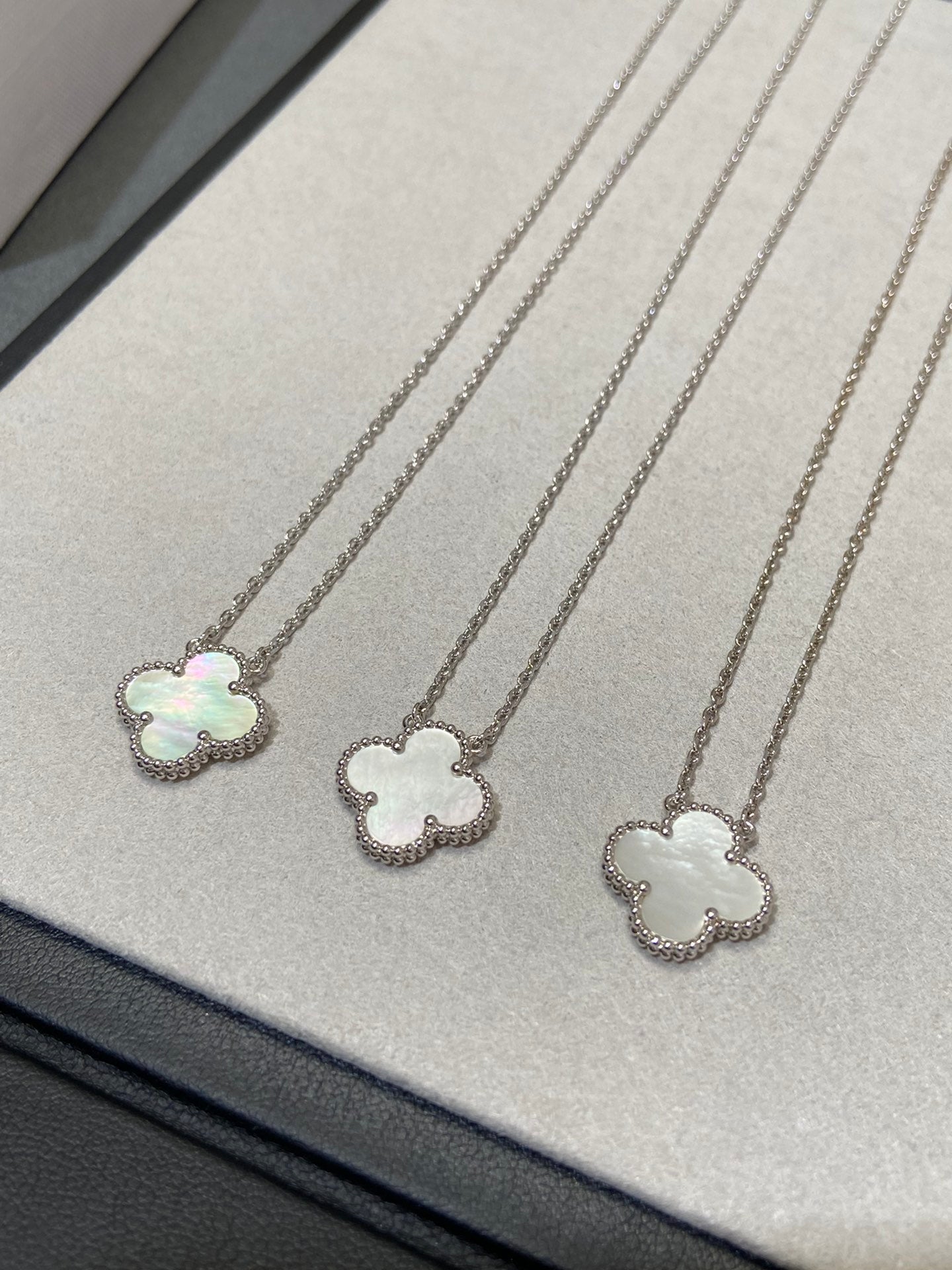 [Jewelicorn]CLOVER MEDIUM SILVER WHITE MOP NECKLACE