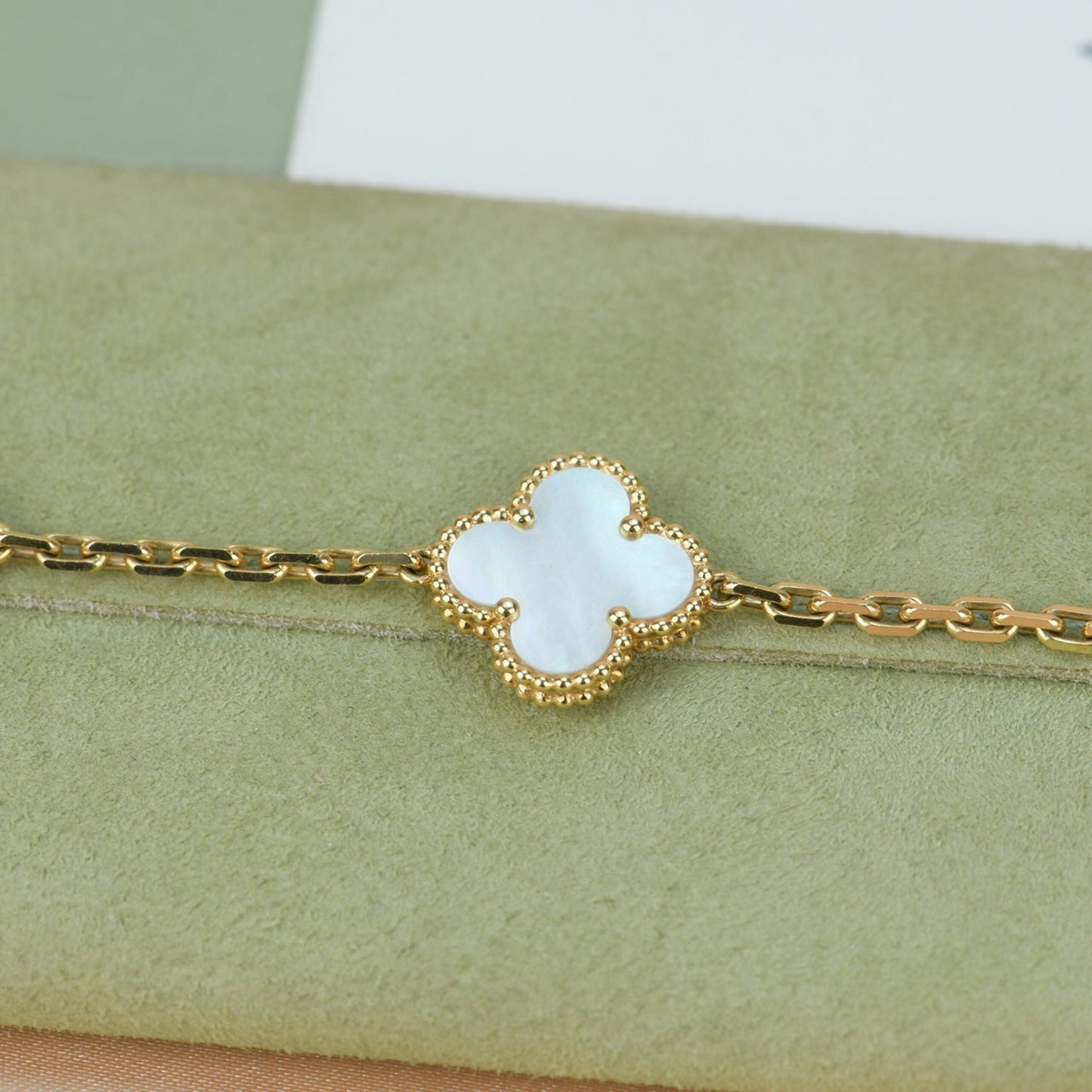 [Jewelicorn]CLOVER  5 MOTIF WHITE MOP BRACELET